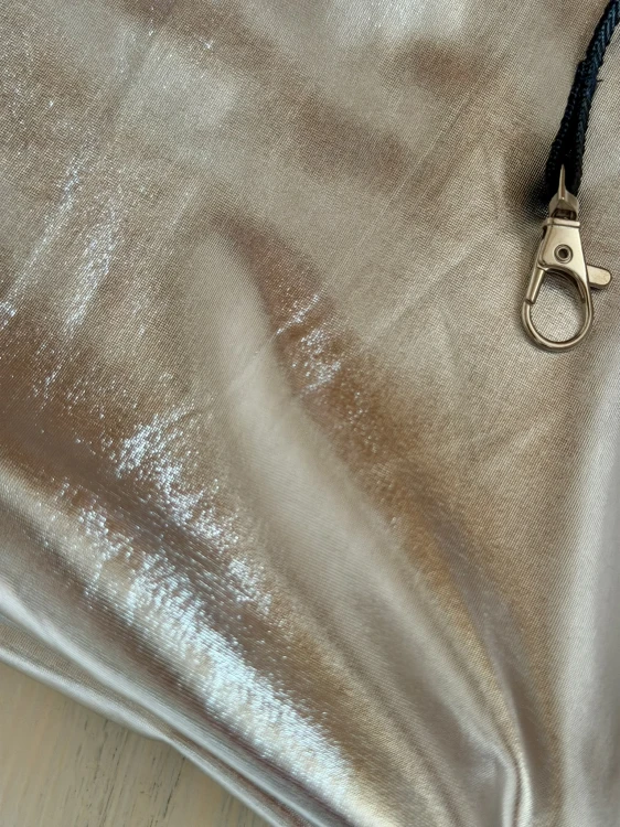 Nosidło dla psa z połyskującego materiału i czarnej bawełny.