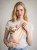Kobieta trzymająca chihuahua w nosidle nude SisiDogCouture