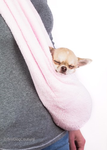 Różowe nosidło dla psa z miękkiego pluszu minky.